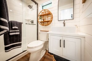 Sèche-cheveux, serviettes fournies