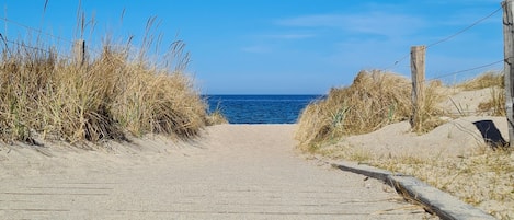 Ranta lähistöllä, aurinkotuoleja