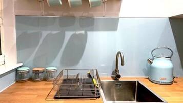 Fridge, oven, stovetop, coffee/tea maker