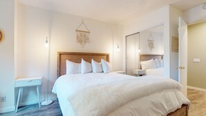 Tabla de planchar con plancha, wifi y ropa de cama 