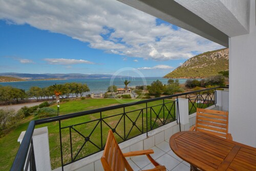Vasiliki, a perfect 2 bedroom apartment on a sandy beach