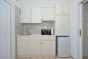 Fridge, oven, coffee/tea maker, cookware/dishes/utensils