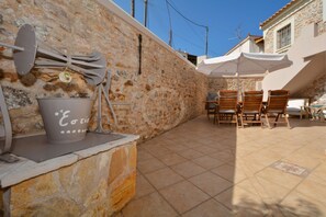 Outdoor dining - Estia Stone-Built Cottage, the perfect family getaway (Argolida)