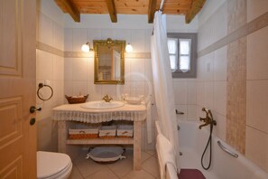 Douche, sĂšche-cheveux, serviettes fournies