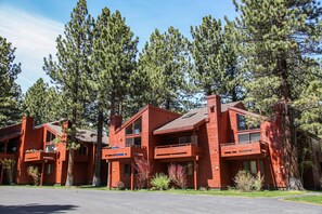 Exterior - Winterset #3 (3-Bedroom Condo) with Pool and Mountain view by RedAwning (Mammoth Lakes)