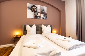 1 bedroom, free WiFi, bed sheets - Stylish apartment | 60sqm | 10min central station | king-size bed | dogs allowed! (Chemnitz)