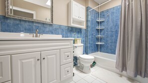 Shower, towels - Private home close to beach, shopping and casinos (Margate City)