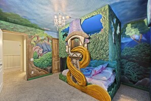 5 bedrooms, desk, iron/ironing board, travel crib