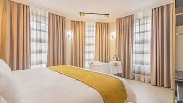 Eenvoudige studio suite | Individueel gedecoreerd, een bureau, een laptopwerkplek