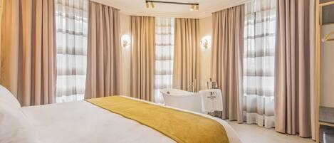 Perusstudiosviitti | Yksilöllisesti sisustettu, työpöytä