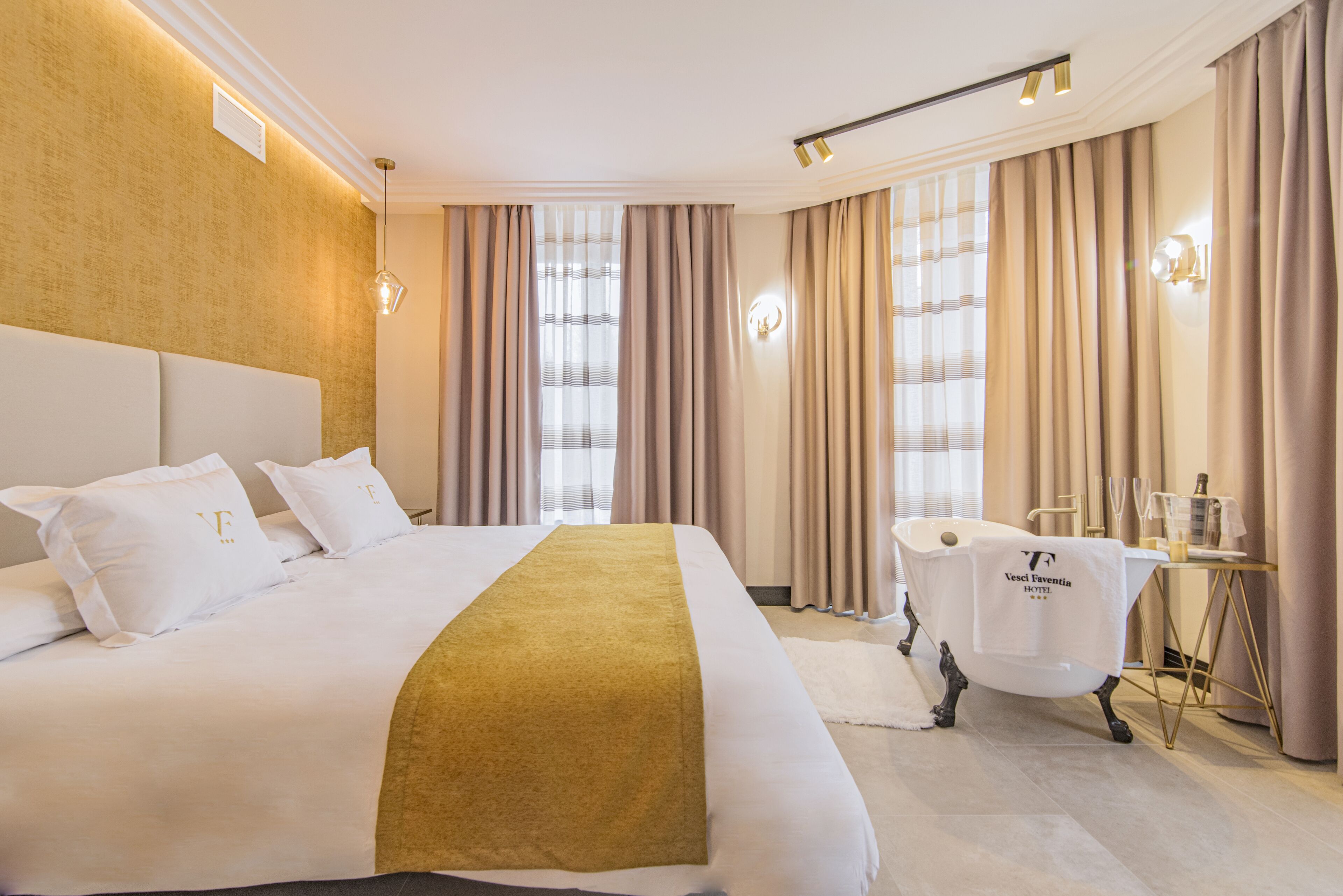 Eenvoudige studio suite | Individueel gedecoreerd, een bureau, een laptopwerkplek