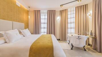 Eenvoudige studio suite | Individueel gedecoreerd, een bureau, een laptopwerkplek