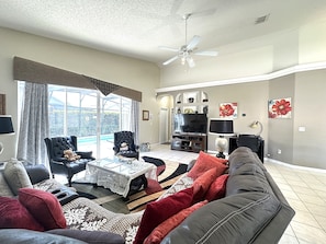 Smart TV, DVD player, table football - Luxury 4 Bedroom Villa with South-Facing Private Pool & Spa near Disney (Clermont)