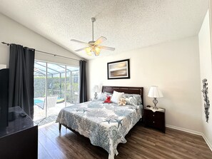 4 habitaciones, escritorio y tabla de planchar con plancha