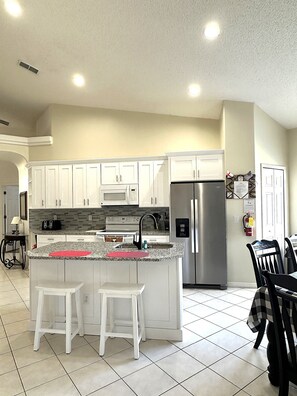 Fridge, microwave, oven, stovetop - Welcome to Sunshine Retreat Villa (Clermont)