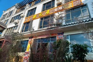 Exterior detail - Qianyuanju Inn (Renhua)