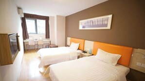 A hotel room with two beds, a desk, and a chair. - 7Days Inn Chain Hotel (Chongqing Fuling Nanmenshan Pedestrian Street) (Chongqing)