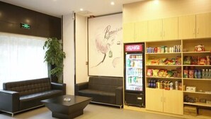 A lobby with a sofa, a coffee table, a refrigerator stocked with beverages, and shelves with snacks. - 7Days Inn Chain Hotel (Chongqing Fuling Nanmenshan Pedestrian Street) (Chongqing)