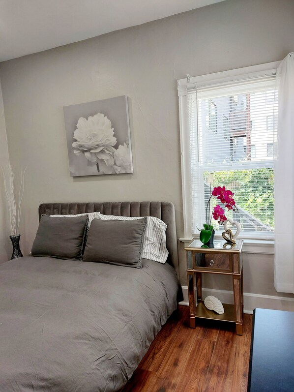 3 bedrooms, desk, iron/ironing board, travel crib