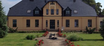 Quiet apartment with 82 m2 furnished in art nouveau style.