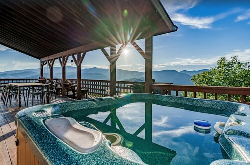 Majestic View Bryson City: Hot Tub + Pool Table + Amazing Views + Pet Friendly