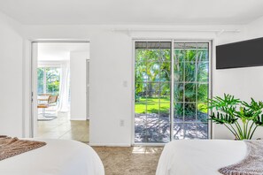 3 bedrooms, WiFi, bed sheets - Private Mid Century Oasis 2mi to Beach with Pool (Sarasota)