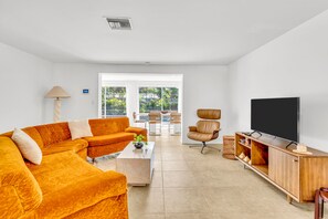 Smart TV, table tennis - Private Mid Century Oasis 2mi to Beach with Pool (Sarasota)