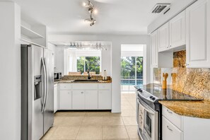 Fridge, microwave, oven, stovetop - Private Mid Century Oasis 2mi to Beach with Pool (Sarasota)