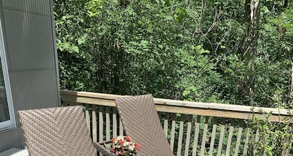 Cozy rustic private cottage 1 minute to beach