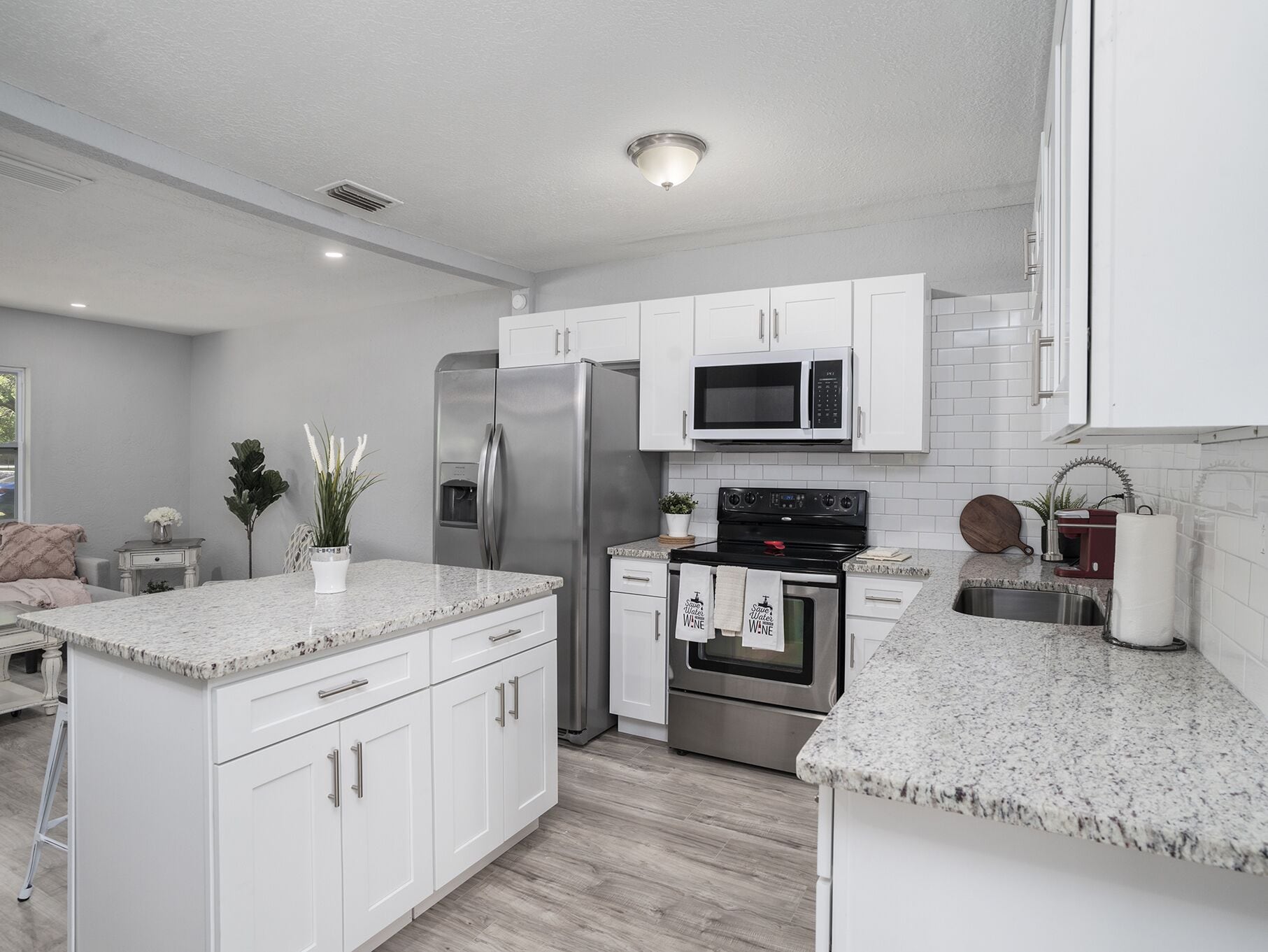 Kjøleskap, mikrobølgeovn, ovn og kokeplater