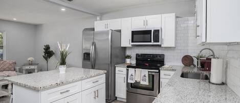 Kjøleskap, mikrobølgeovn, ovn og kokeplater