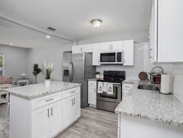 Kjøleskap, mikrobølgeovn, ovn og kokeplater