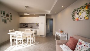 Junior Apartment, 1 Queen Bed with Sofa bed | Living area - Il Violino (Salò)