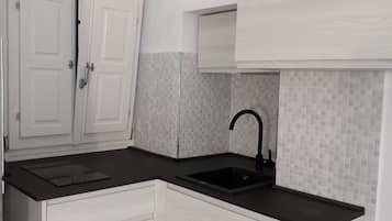 Departamento Deluxe | Cocina privada | Refrigerador con congelador y comedor