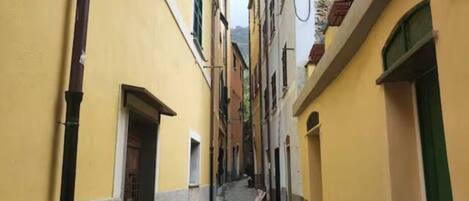 Una calle estrecha flanqueada por edificios.
