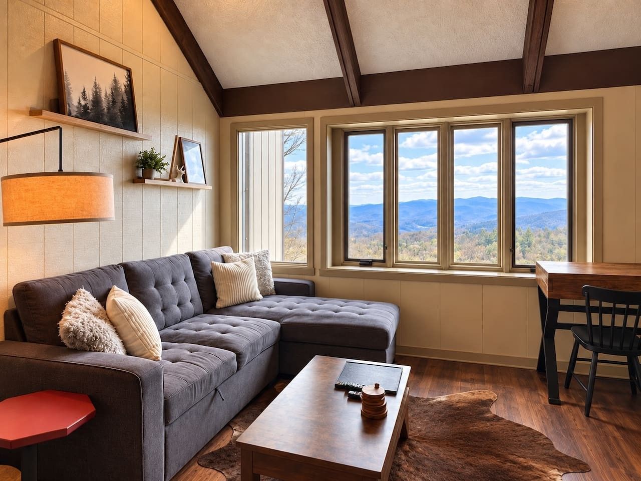 Ein modernes Wohnzimmer mit einem Ecksofa, einem Holztisch und einem Essbereich mit einem Stuhl. Große Fenster bieten einen Blick ins Freie.