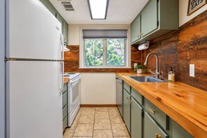 Coffee/tea maker, fridge, microwave, oven - The Beech Club *Mountain Views*Pet Friendly* (Beech Mountain)