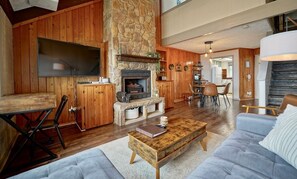 Smart TV, chimenea, libros y estéreo 