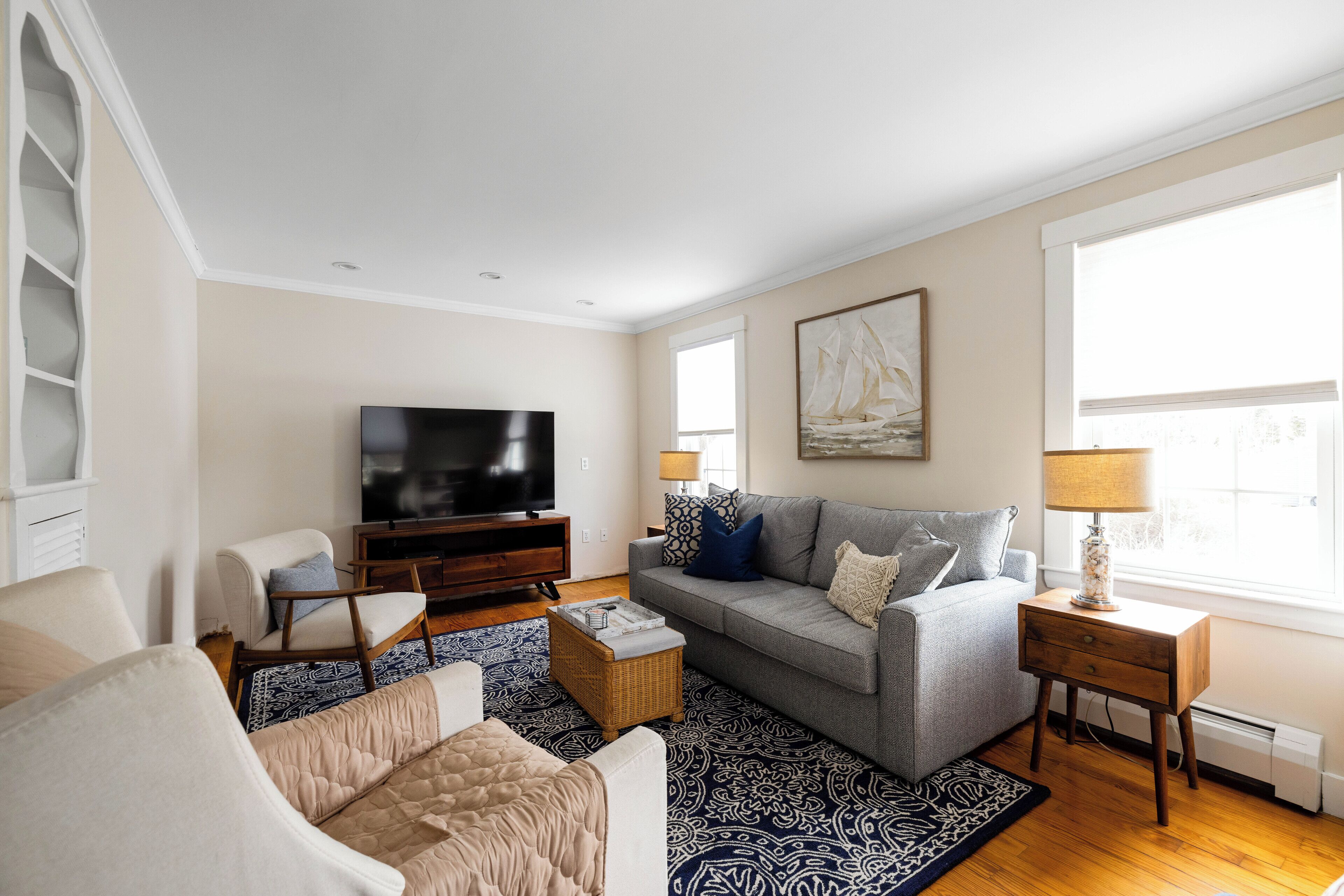 Cozy home near Dock Square, beaches, galleries & dining. Ideal for groups
