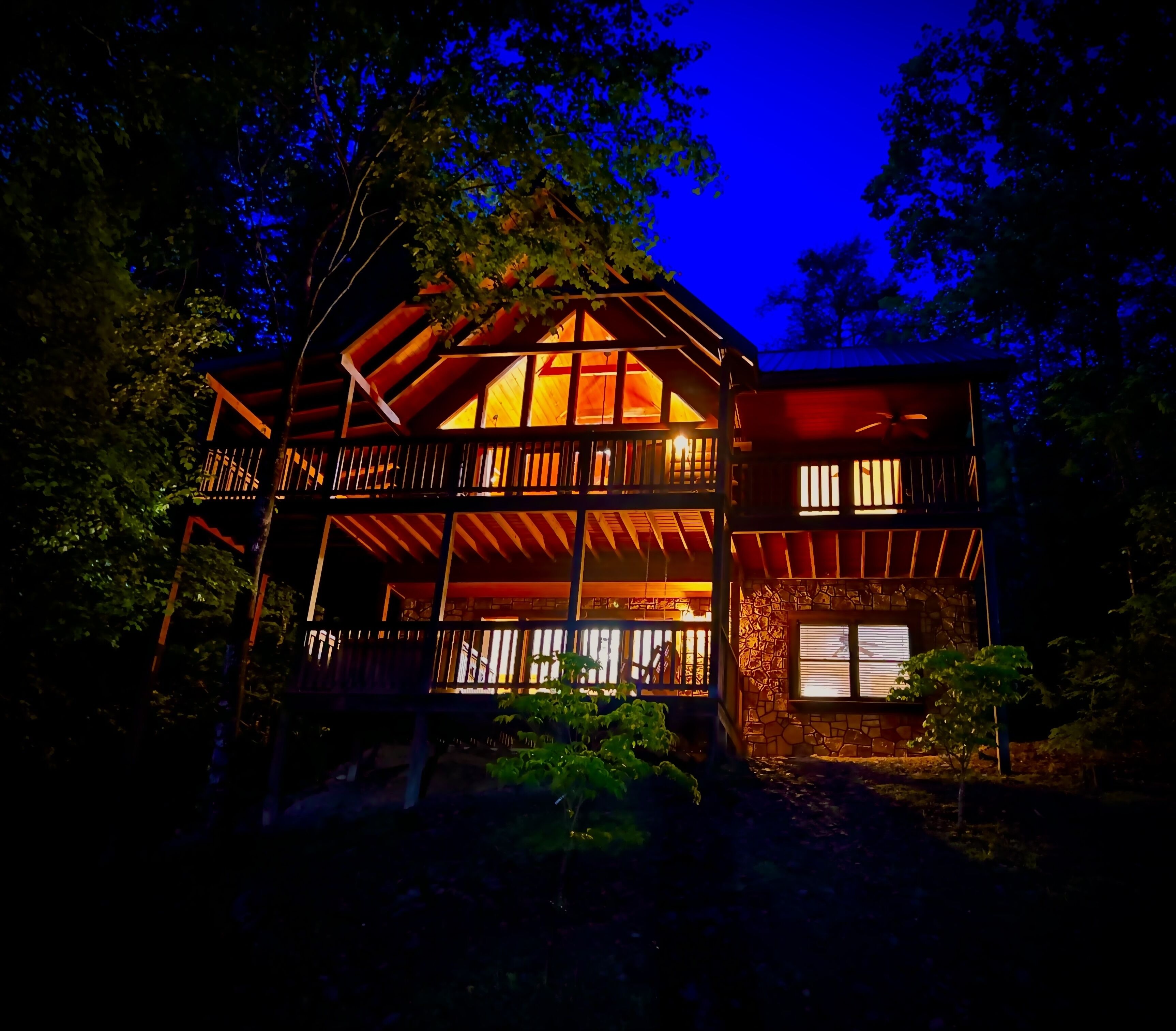 Smoky Bear Hideaway - A cozy cabin a stones throw from Gatlinburg. 
