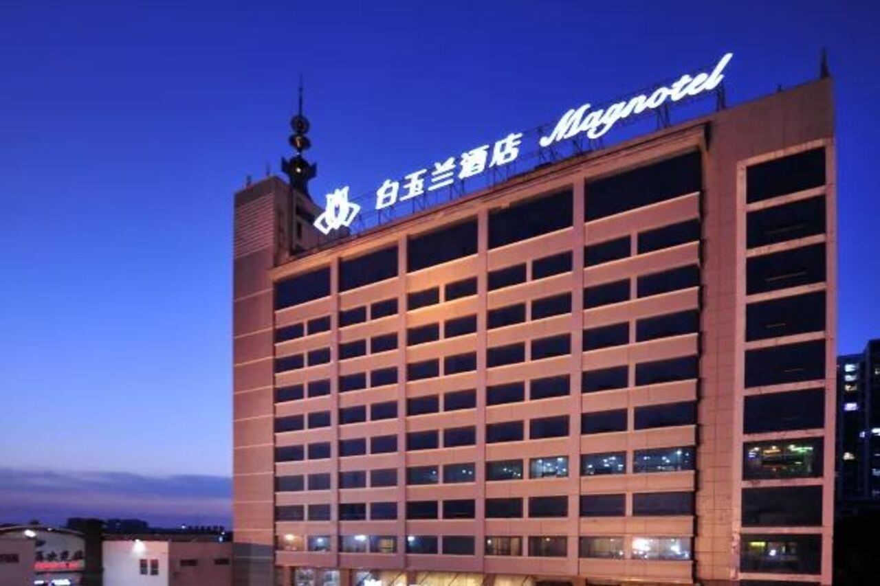 Un edificio de hotel de varios pisos con un letrero llamativo en la parte superior.