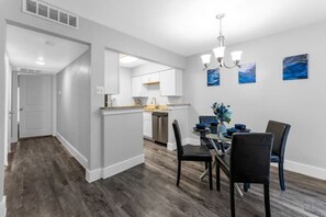 Dining - Spacious ~2 Bedroom~4min Walk to AT&T Stadium! (Arlington)