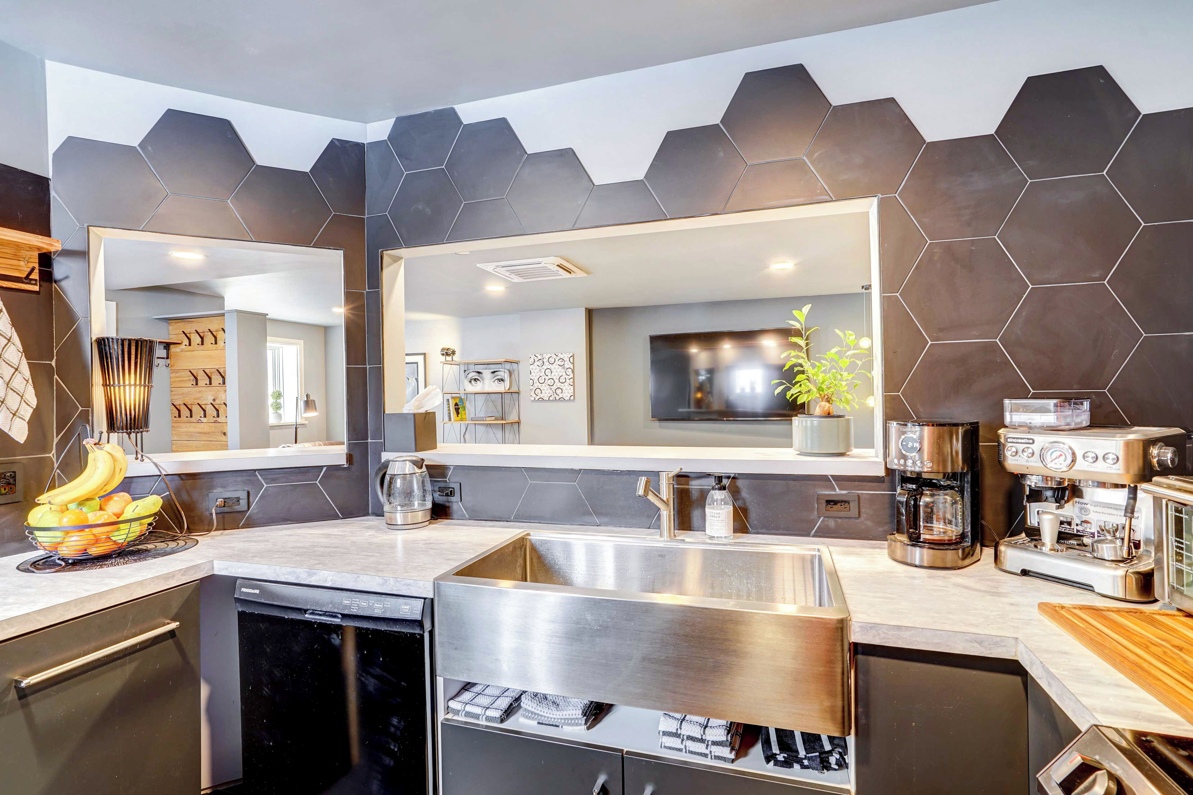 Geladeira, micro-ondas, cooktop, lava-louças