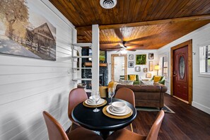 Dining - Central! Hot tub! Cozy Cabin Between Gatlinburg & Pigeon Forge! (Sevierville)