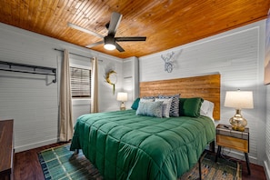 2 bedrooms, free WiFi, bed sheets - Central! Hot tub! Cozy Cabin Between Gatlinburg & Pigeon Forge! (Sevierville)
