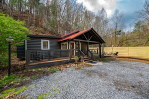 Exterior - Central! Hot tub! Cozy Cabin Between Gatlinburg & Pigeon Forge! (Sevierville)