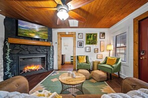 Smart TV, fireplace, video games - Cozy! Between Gatlinburg & PF (Sevierville)