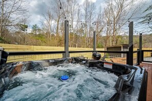 Outdoor spa tub - Cozy! Between Gatlinburg & PF (Sevierville)