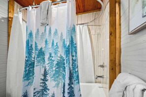 Shower, towels - Cozy! Between Gatlinburg & PF (Sevierville)