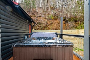 Outdoor spa tub - Central! Hot tub! Cozy Cabin Between Gatlinburg & Pigeon Forge! (Sevierville)